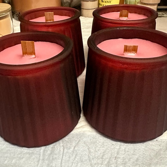 NEW- CANTALOUPE BERRY BUSH. SCENT UNLEASHED, LUXURY HAND POURED SCENTED CANDLES. - Picture 3 of 7